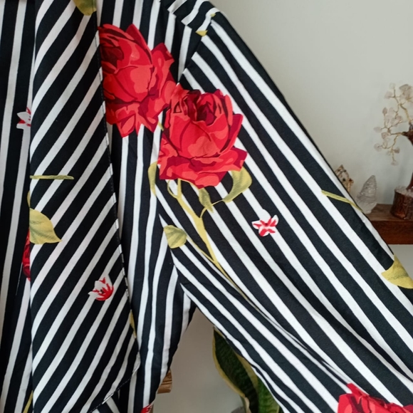 🧿🧿🧿 🌺Floral Collection🌺 Black and White Striped Floral Jacket - Picture 6 of 14